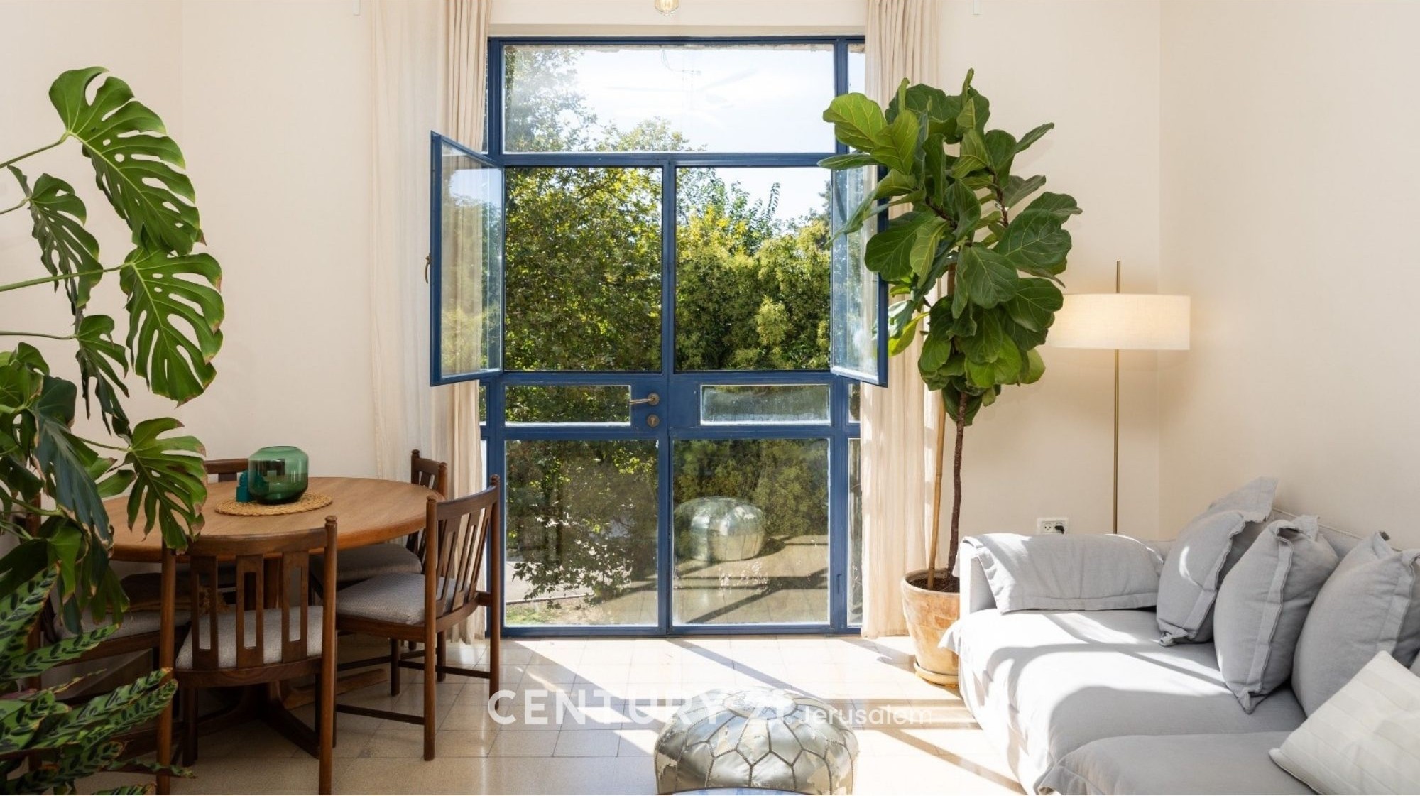63c93bc54e_1602105098_window.jpg