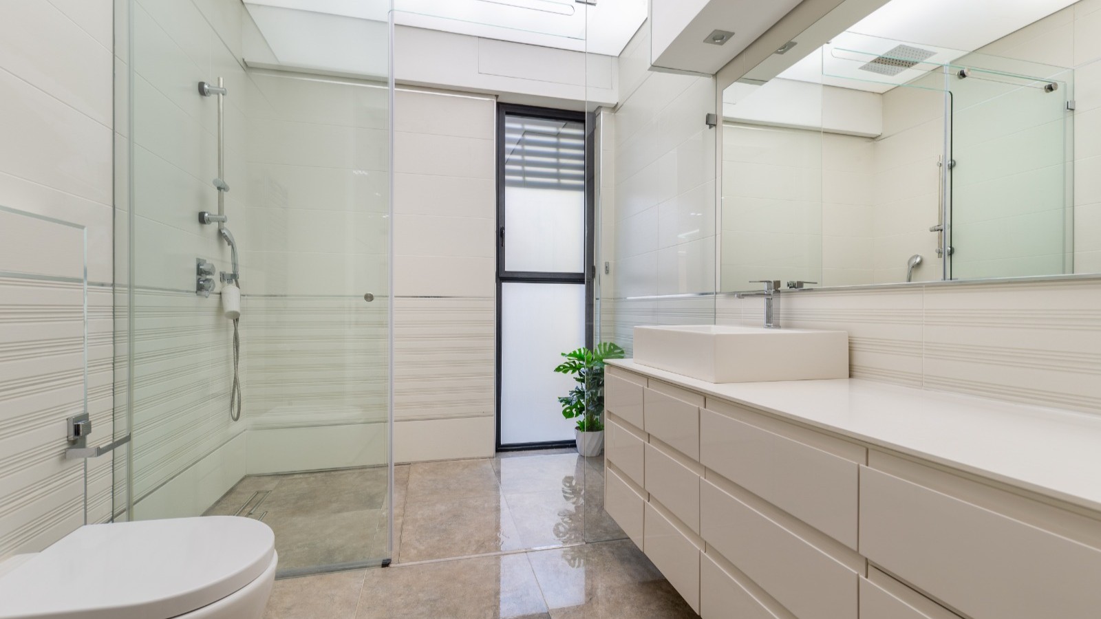 e6a2632937_510fdd1510_bathroom-3.jpg