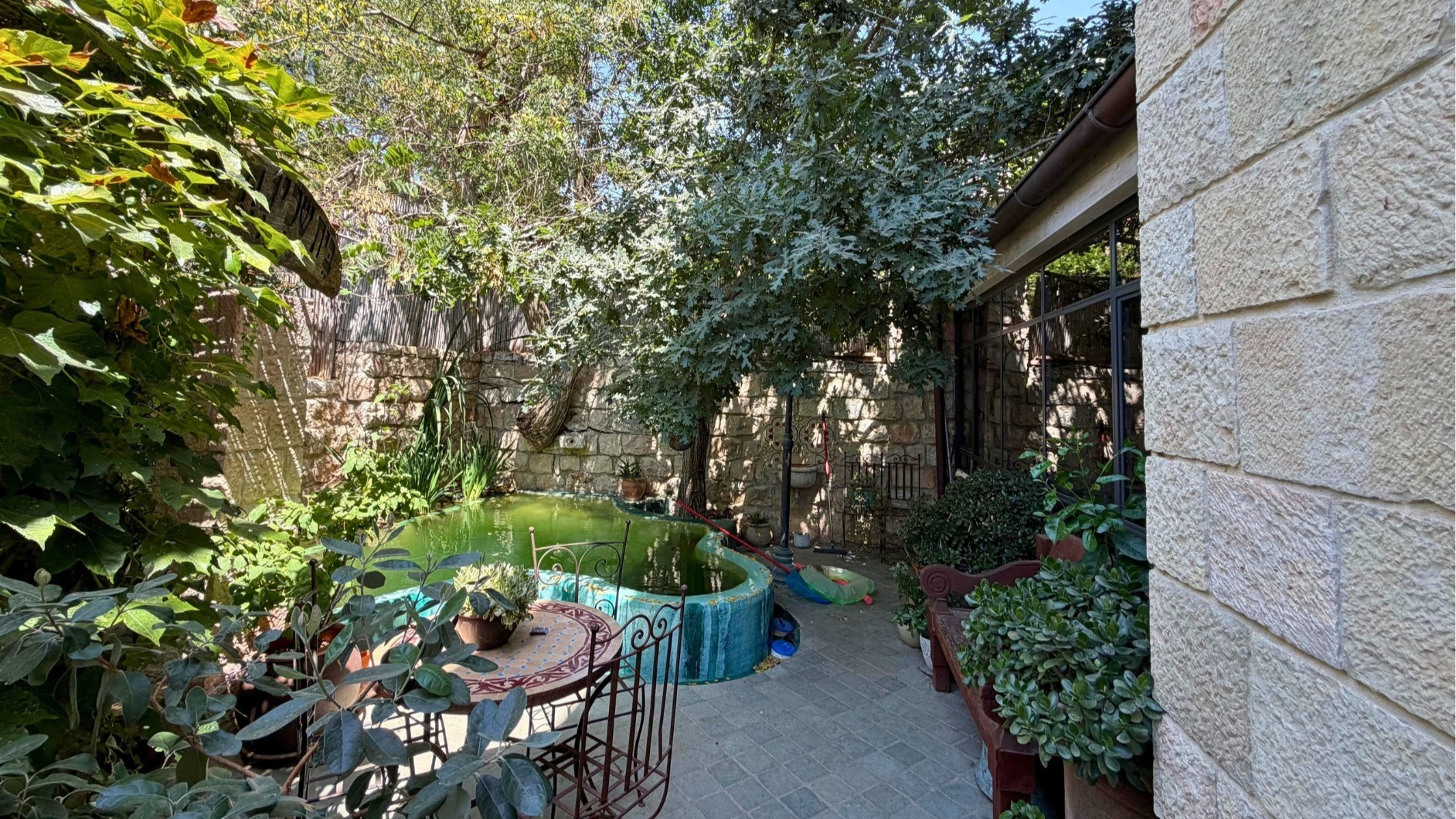 b4d79bba24_7fb6076fb3_garden.jpg