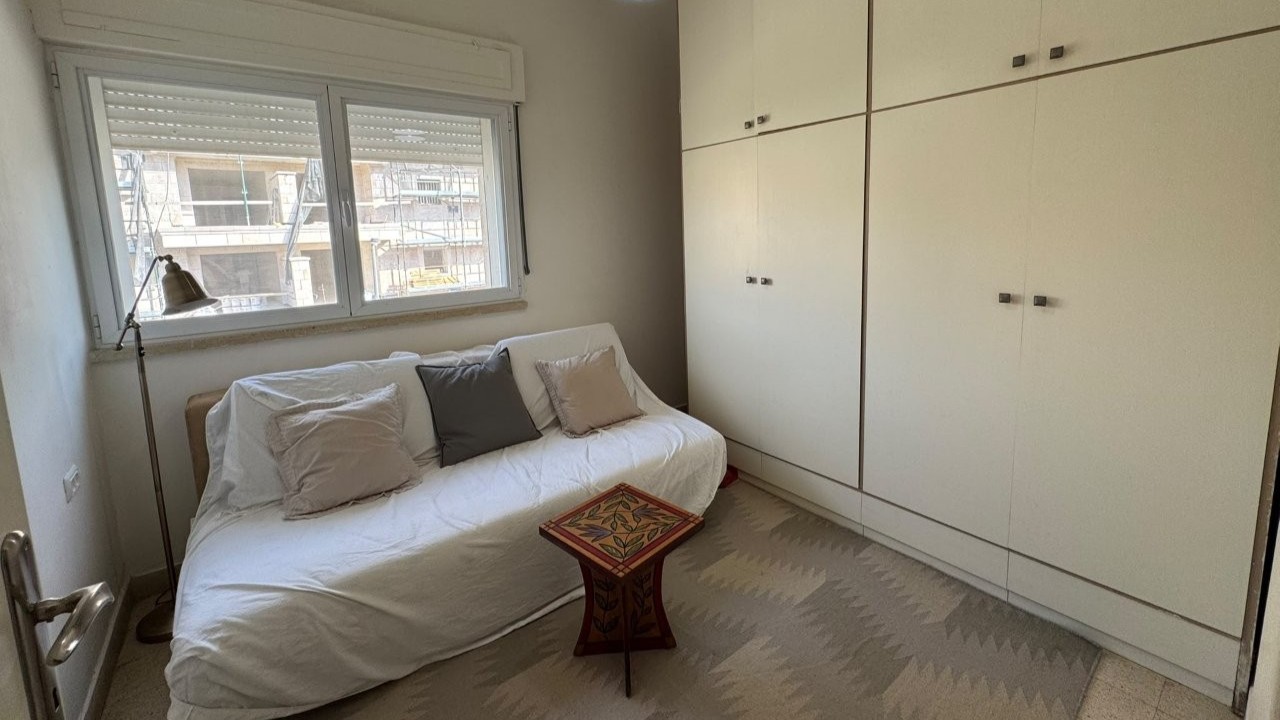 300c65e645_0576886867_bedroom-4.jpg
