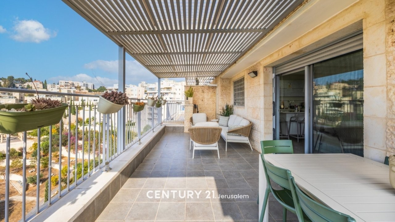340402fde5_b5e1cd3333_5a78d5d9ed_cebc64613d_balcony3rd.jpg